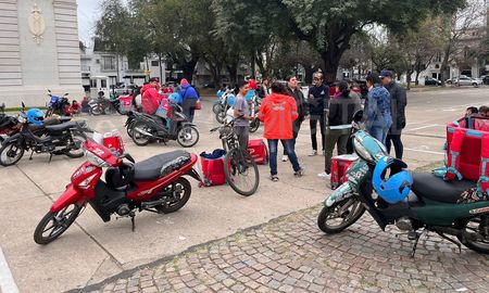 Los cadetes de la ciudad de Santa Fe se concentraron en la explanada de la Legislatura. Los cadetes de la ciudad de Santa Fe se concentraron en la explanada de la Legislatura.