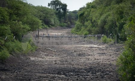 El río Salado, a la altura de Logroño, está completamente seco. El río Salado, a la altura de Logroño, está completamente seco.