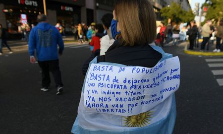 Desde antorchas encendidas frente al Obelisco porteño, hasta una guillotina en la Plaza de Mayo, fueron algunas de las imágenes más impactantes que dejó el banderazo opositor. Desde antorchas encendidas frente al Obelisco porteño, hasta una guillotina en la Plaza de Mayo, fueron algunas de las imágenes más impactantes que dejó el banderazo opositor.