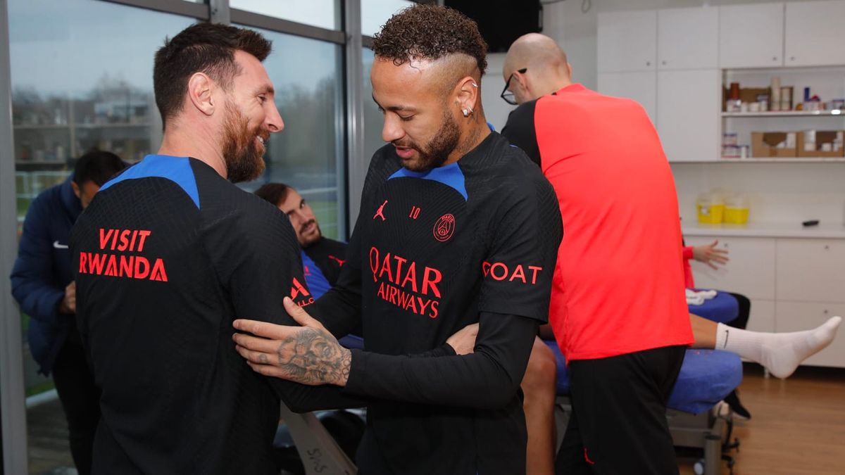 Lionel Messi fue recibido por sus compañeros en el vestuario del PSG