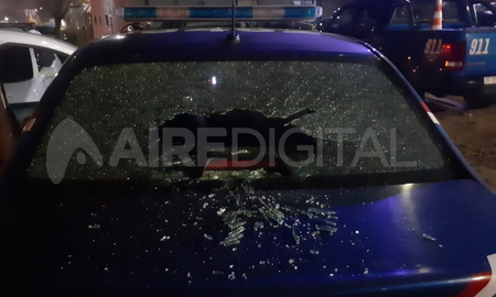 Uno de los patrulleros que participó del operativo de rescate fue apedreado por la gente del lugar. Uno de los patrulleros que participó del operativo de rescate fue apedreado por la gente del lugar.