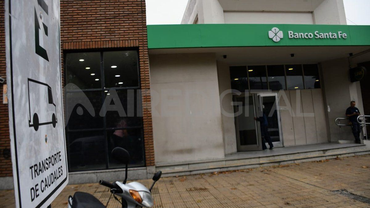 La sede del banco está ubicada en las calles San Martín y Juan B. Justo.