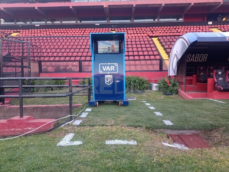 La cabina del VAR fue instalada a la par de uno de los bancos de suplentes del Estadio Brigadier General Estanislao López.
