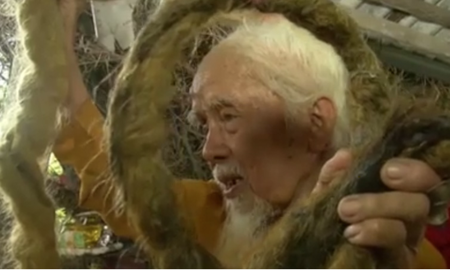 El hombre con el pelo más largo del mundo. El hombre con el pelo más largo del mundo.