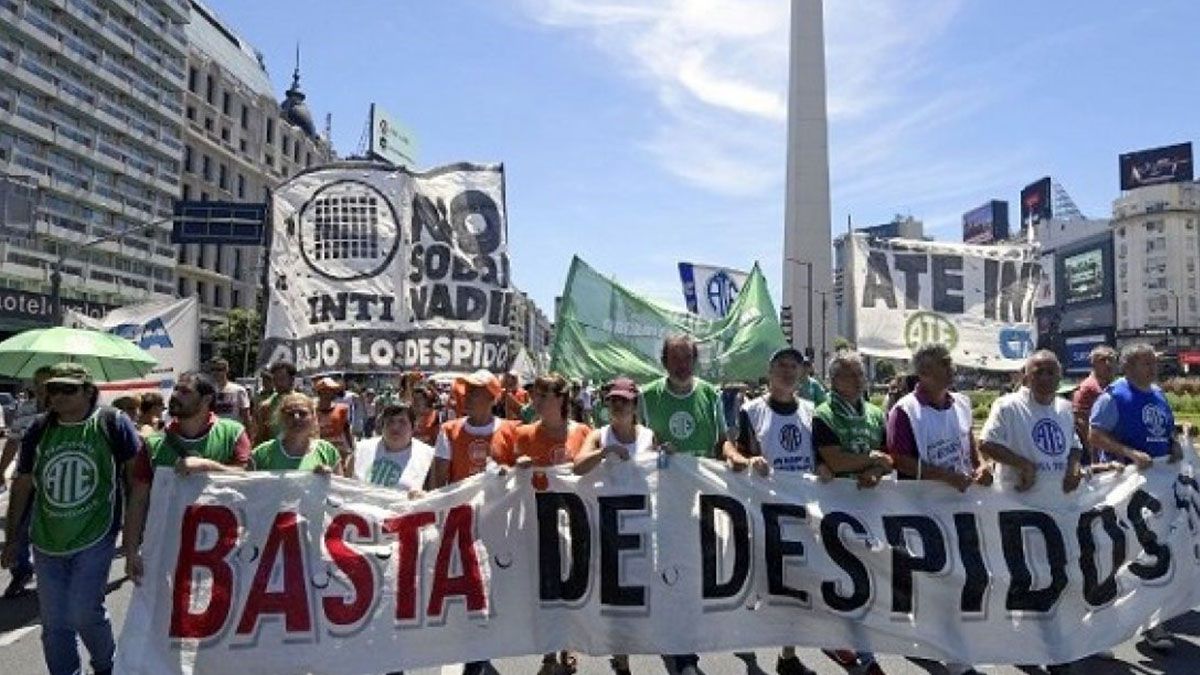 Hay un total de 10.076.900 asalariados registrados, de los cuales 48% son privados, 26% empleados públicos y 19% monotributistas.