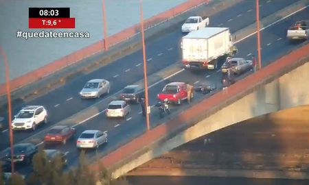 Un accidente en el viaducto Oroño atrasó el tránsito en el ingreso a la ciudad de Santa Fe. Un accidente en el viaducto Oroño atrasó el tránsito en el ingreso a la ciudad de Santa Fe.