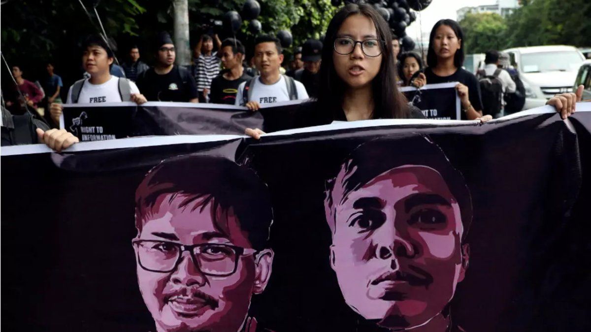Myanmar viven momentos de tensión luego del golpe militar y las fuerzas de seguridad incrementan la represión. Hay al menos dos manifestantes que fallecieron y desapareció un periodista.