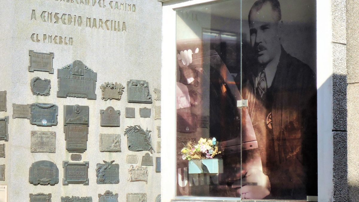 Los restos de Eusebio Marcilla descansan en el cementerio de Junín (foto) y, en su honor, al 29 de octubre (jornada en la que auxilió a Fangio en 1948) se lo instituyó como el Día de la Caballerosidad Deportiva. Los restos de Eusebio Marcilla descansan en el cementerio de Junín (foto) y, en su honor, al 29 de octubre (jornada en la que auxilió a Fangio en 1948) se lo instituyó como el Día de la Caballerosidad Deportiva.
