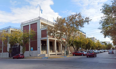 Un hombre se enterró vivo frente a los Tribunales de San Juan para exigir justicia por la muerte de su hijo. Un hombre se enterró vivo frente a los Tribunales de San Juan para exigir justicia por la muerte de su hijo.
