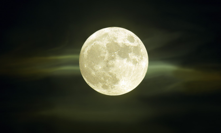 El insólito ritual de la Luna Llena: una tradición de generaciones El insólito ritual de la Luna Llena: una tradición de generaciones