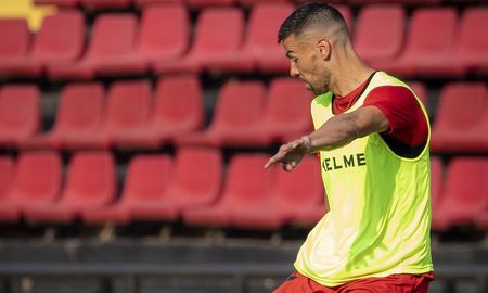 Federico Lértora terminó lesionado el partido frente a Vélez y el cuerpo técnico de Colón lo evalúa para recibir el viernes a Gimnasia y Esgrima de La Plata. Federico Lértora terminó lesionado el partido frente a Vélez y el cuerpo técnico de Colón lo evalúa para recibir el viernes a Gimnasia y Esgrima de La Plata.