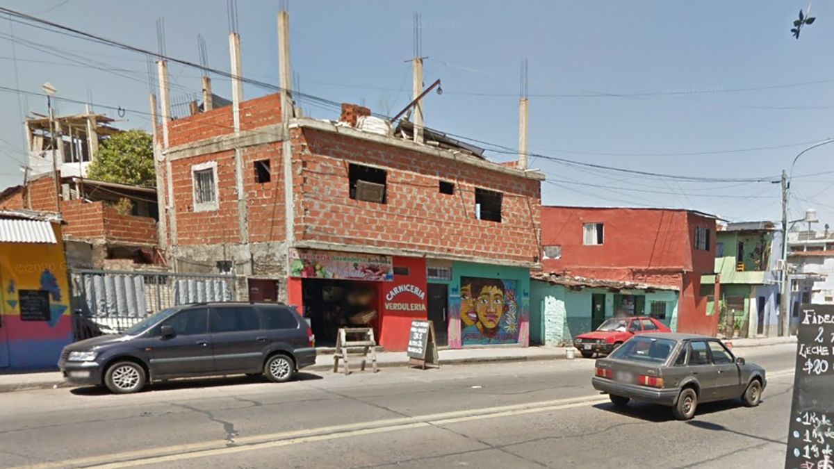 Siete personas ingresaron a una carnicer&iacute;a con presuntas intenciones de robo. El carnicero mat&oacute; a uno de ellos y los dem&aacute;s huyeron. Los vecinos le destrozaron el local.