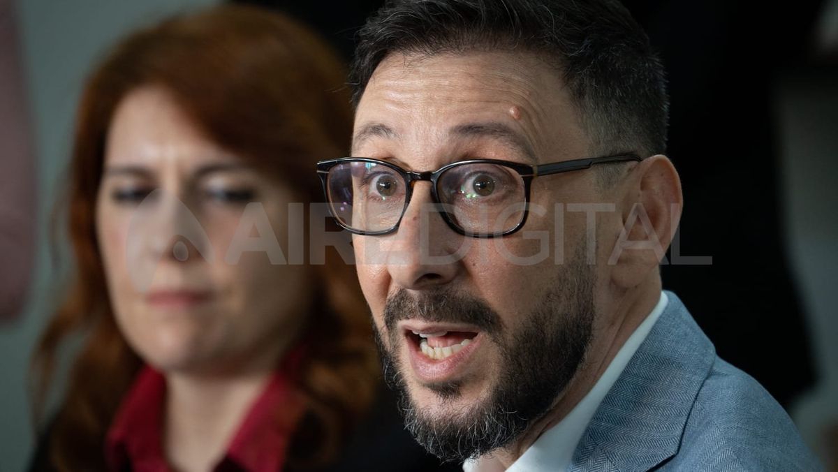 Mauro Di María, subsecretario de Gestión Educativa y Calidad del Ministerio de Educación de la Nación, junto a la ministra Adriana Cantero en conferencia de prensa.