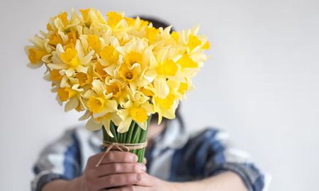 Flores amarillas: la tradición del 21 de septiembre en Argentina. Flores amarillas: la tradición del 21 de septiembre en Argentina.
