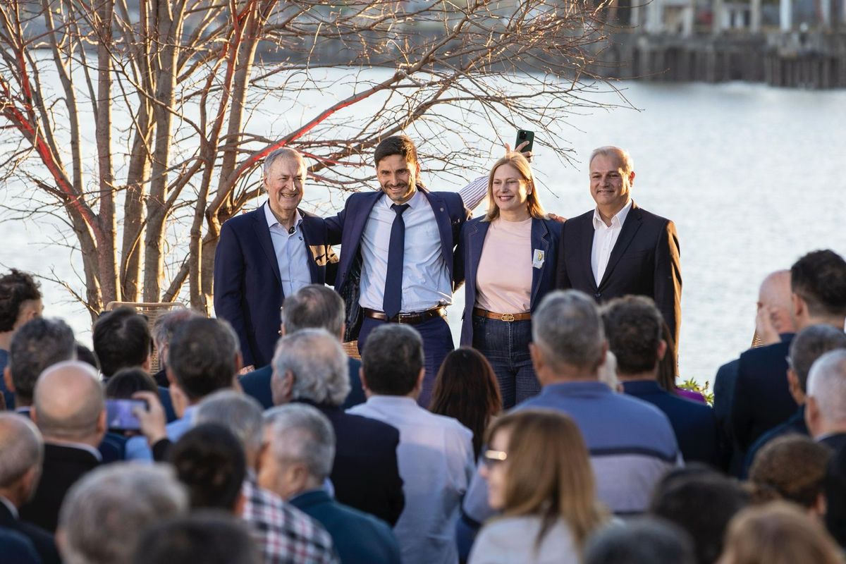 Juan Schiaretti, junto a Maximiliano Pullaro, Gisela Scaglia y Pablo Farías, con el Río Paraná de fondo. 