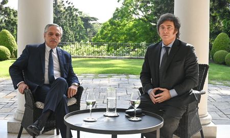 La foto más esperada: Javier Milei y Alberto Fernández en Olivos. La foto más esperada: Javier Milei y Alberto Fernández en Olivos.