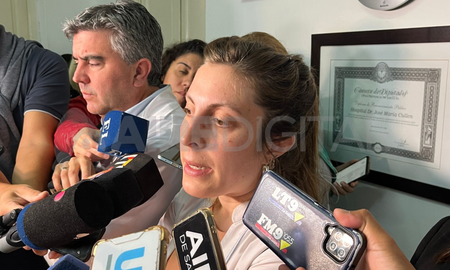 La doctora Aranza Martínez, Toxicóloga del Hospital Cullen, junto al doctor Bruno Moroni, director del nosocomio. La doctora Aranza Martínez, Toxicóloga del Hospital Cullen, junto al doctor Bruno Moroni, director del nosocomio.