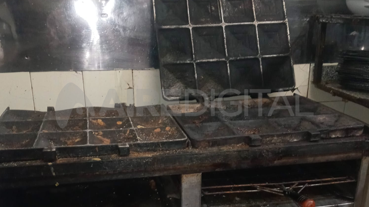 Constataron restos de alimentos en los utensilios de cocina del bar.