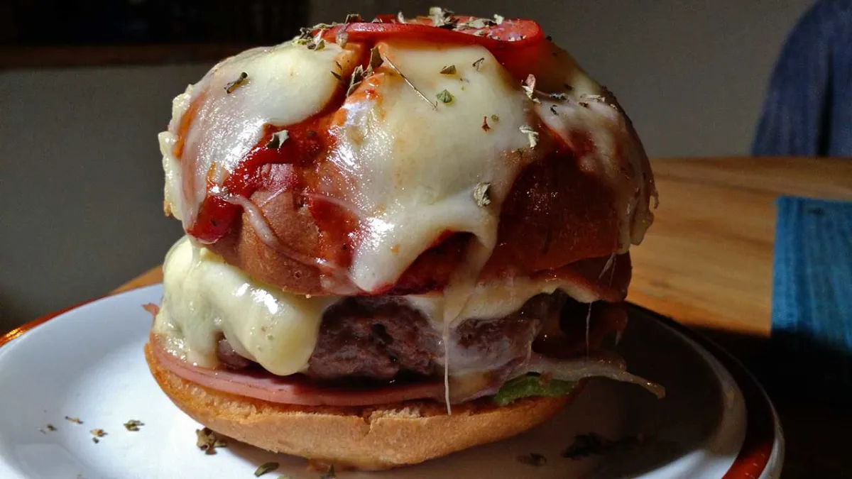 La hamburpizza combina dos platos que a todos les gusta: hamburguesa y pizza. La hamburpizza combina dos platos que a todos les gusta: hamburguesa y pizza. 