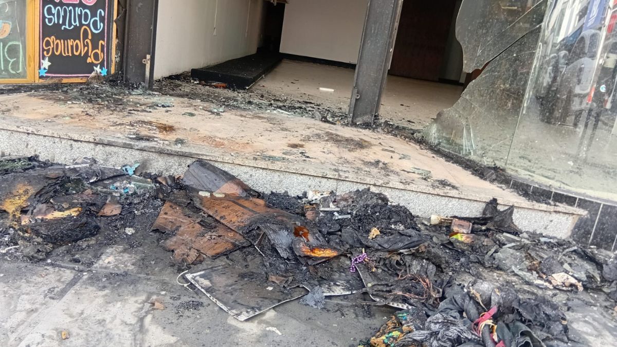 El calor generado por el incendio provocó el estallido de los vidrios del comercio. Ocurrió en el centro de Santa Fe.
