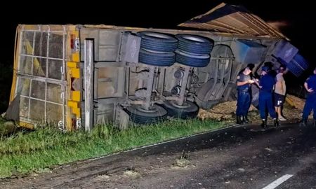 Un hombre chocó contra un camión en Ruta 12 y luego se disparó: está internado grave en Paraná. Un hombre chocó contra un camión en Ruta 12 y luego se disparó: está internado grave en Paraná.