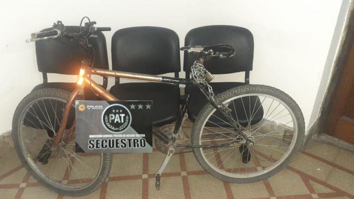 El hombre fue sorprendido cuando circulaba en bicicleta.