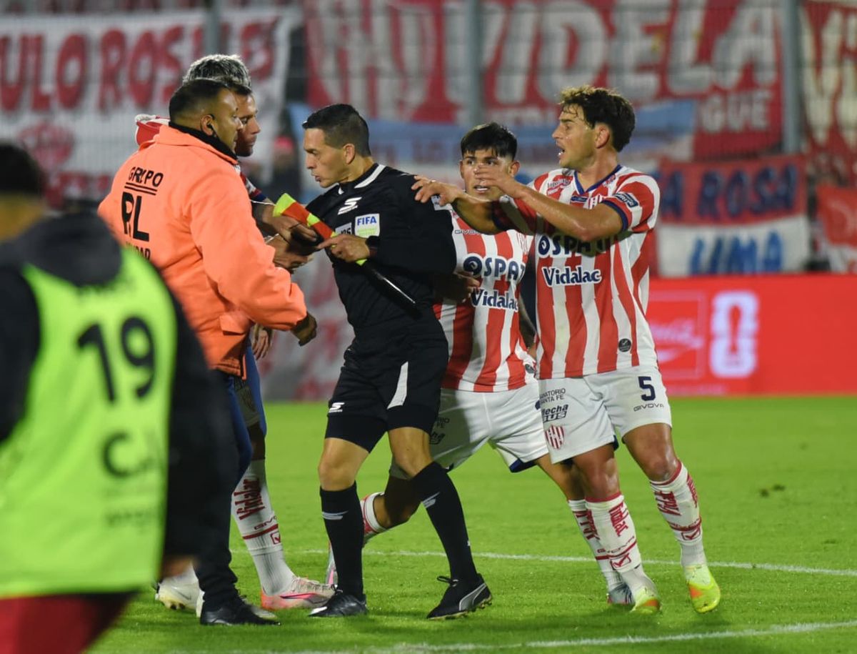 El enojo de los jugadores de Unión con el árbitro Matías Zunino. El enojo de los jugadores de Unión con el árbitro Matías Zunino.