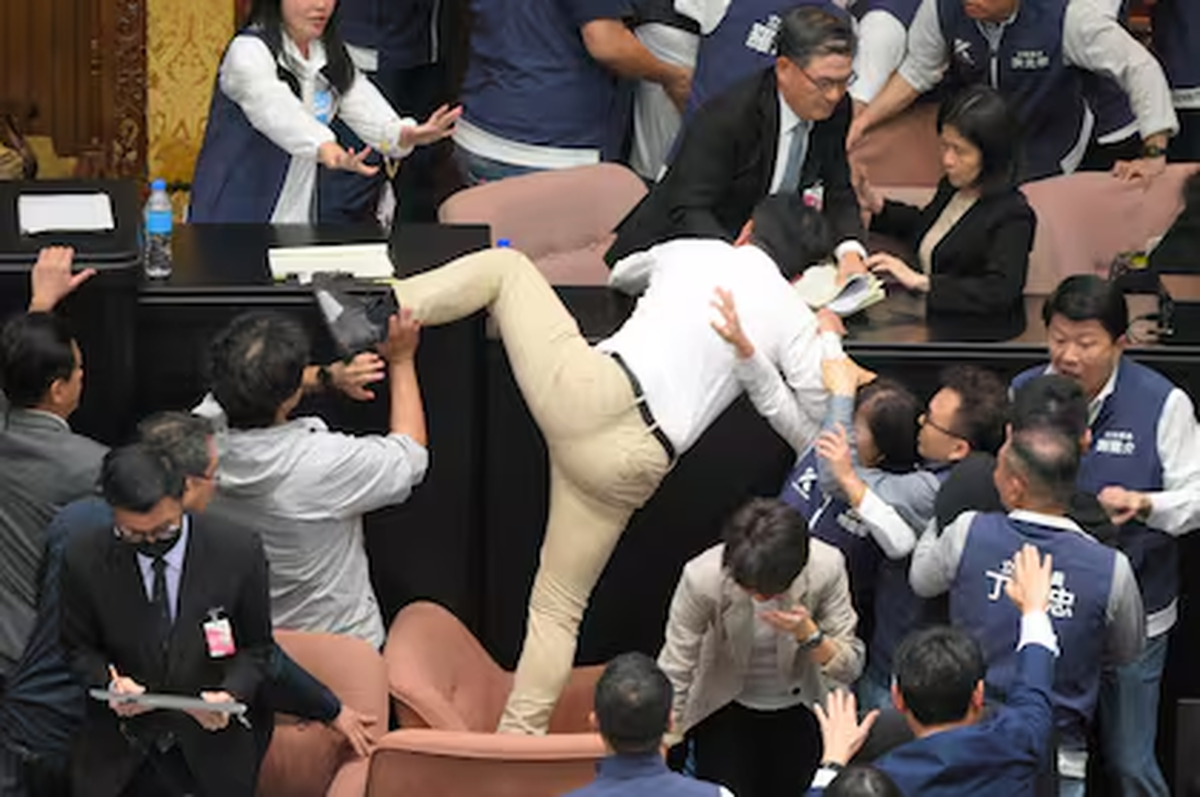 Una violenta e insólita situación se vivió este viernes en el Parlamento de Taiwán, un país que está en la semana previa a que asuma su nuevo presidente, Lai Ching-te. Una violenta e insólita situación se vivió este viernes en el Parlamento de Taiwán, un país que está en la semana previa a que asuma su nuevo presidente, Lai Ching-te.
