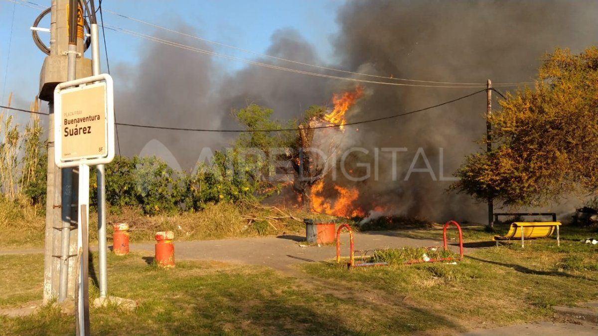 Las llamas se propagaron en cercanías de la plaza Buenaventura Suárez.&nbsp;