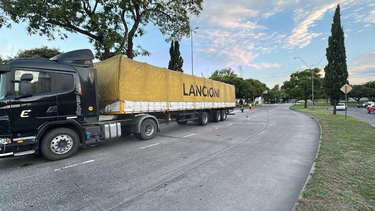 El camión quedó detenido en plena avenida 27 de Febrero