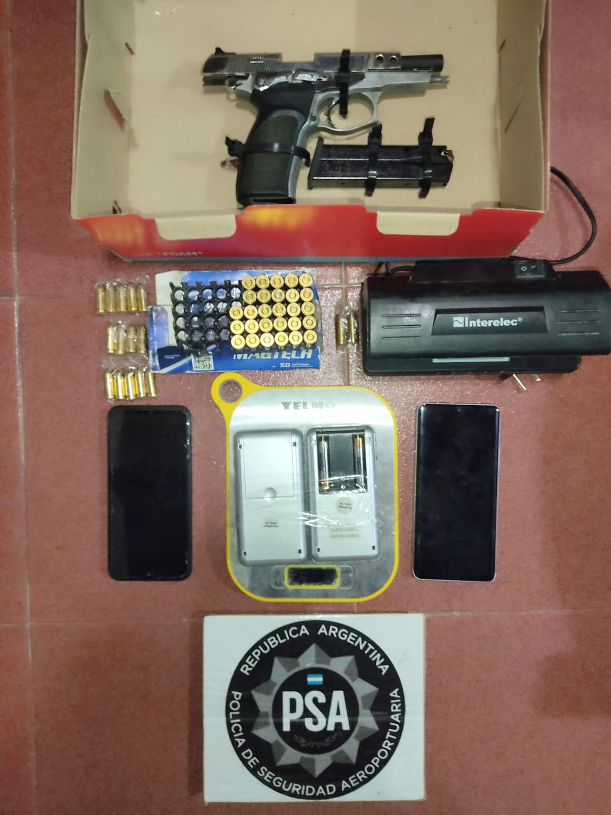 En los allanamientos se secuestraron m&aacute;s de 15 millones de pesos argentinos, 38.200 d&oacute;lares, armas de fuego y una importante cantidad de documentaci&oacute;n.