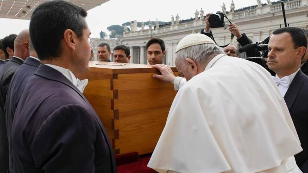 El papa Francisco presidió el funeral de su predecesor Benedicto XVI.