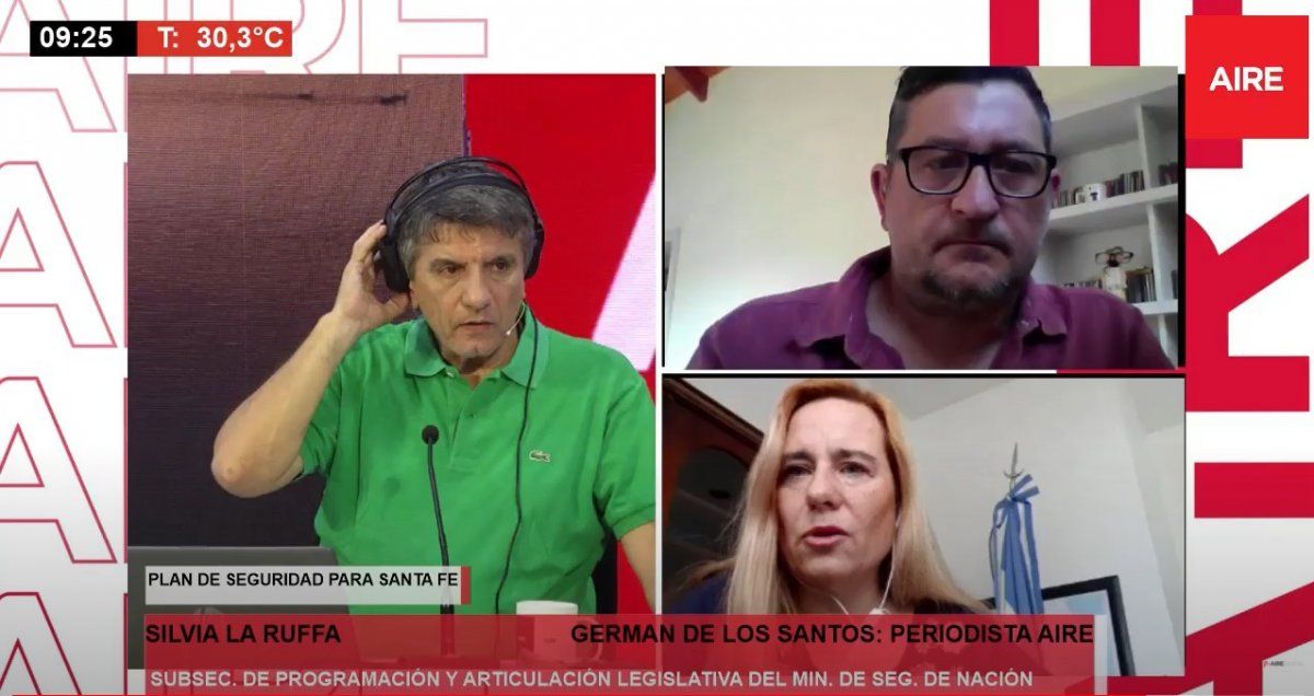 En diálogo con los periodistas Luis Mino y Germán de los Santos en el programa Ahora Vengo de Aire de Santa Fe