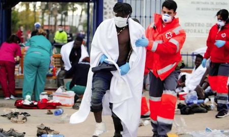 El primer centenar de migrantes en llegar estaba compuesto en su mayoría de hombres jóvenes, aunque también había menores. El primer centenar de migrantes en llegar estaba compuesto en su mayoría de hombres jóvenes, aunque también había menores.