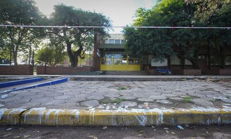 El ingreso a la escuela Mariano Moreno de San Cristóbal permanece con velas derretidas en su frente.&nbsp;