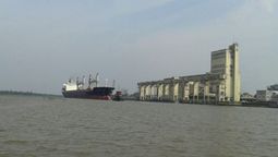 El gobernador Maximiliano Pullaro y el ministro de Desarrollo Productivo, Gustavo Puccini, encabezaron un nuevo encuentro de la Mesa Productiva Provincial para avanzar en los lineamientos de la futura licitación de la terminal de contenedores del Puerto de Santa Fe.