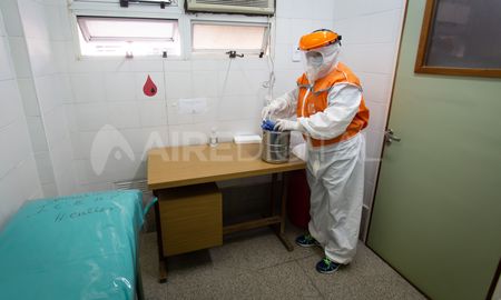Al cuarto de hisopados los médicos entran vestidos con trajes que cubren todo su cuerpo. Al cuarto de hisopados los médicos entran vestidos con trajes que cubren todo su cuerpo.
