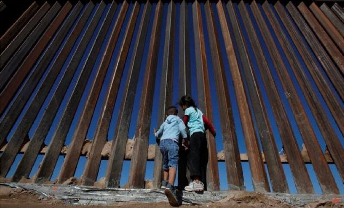 Dos niñas de 3 y 5 años fueron lanzadas por arriba de una valla en la frontera de México y EE.UU