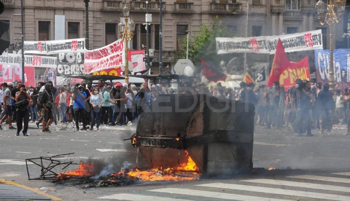 En rechazo al acuerdo con el Fondo Monetario Internacional, un grupo de manifestantes protagonizó esta tarde incidentes frente al Congreso de la Nación.