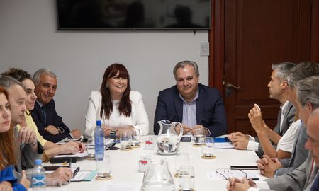 La ministra de Gobierno, Celia Arena, y el secretario de Justicia, Gabriel Somaglia, concurrieron a la Legislatura para brindar información respecto al desarrollo del proceso concursal de aspirantes al cargo de jueces comunitarios. La ministra de Gobierno, Celia Arena, y el secretario de Justicia, Gabriel Somaglia, concurrieron a la Legislatura para brindar información respecto al desarrollo del proceso concursal de aspirantes al cargo de jueces comunitarios.