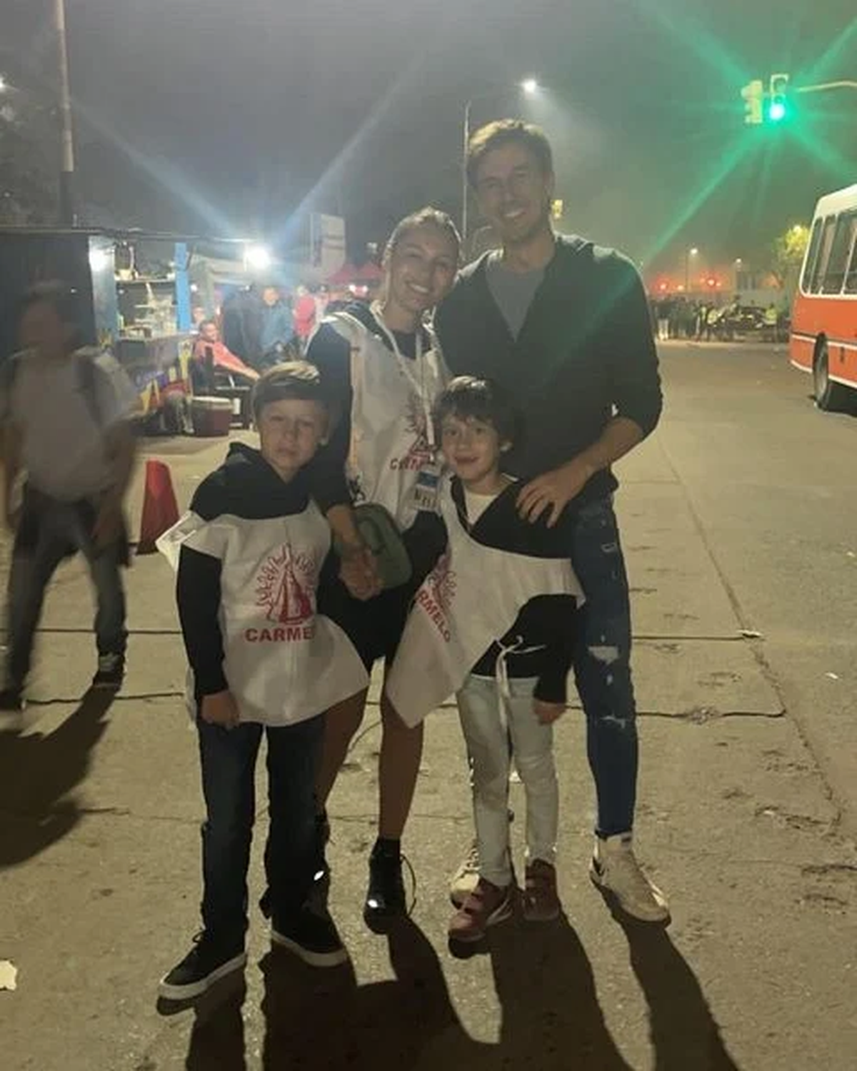 Pampita, junto a Roberto y sus hijos.