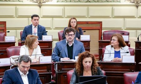 El Defensor del Pueblo, Arístides Lasarte, junto a la presidenta de la FIO, Raquel Caballero de Guevara, y la presidenta del ILO, Amelia López Laforte, durante su exposición ante la Convención del 25. El Defensor del Pueblo, Arístides Lasarte, junto a la presidenta de la FIO, Raquel Caballero de Guevara, y la presidenta del ILO, Amelia López Laforte, durante su exposición ante la Convención del 25.