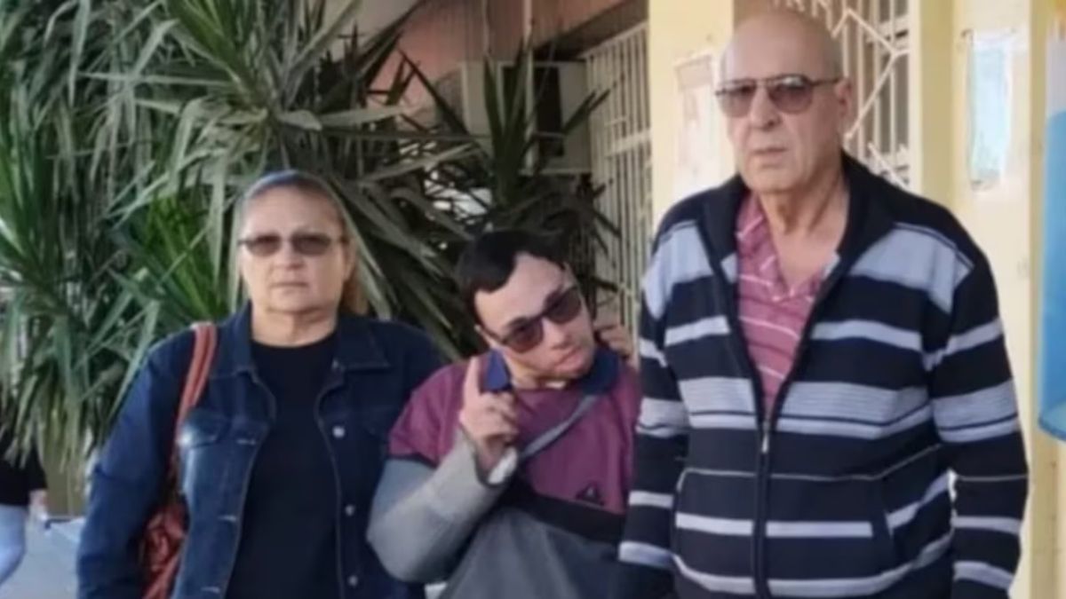 La familia de la víctima denuncia abuso de poder y secuelas físicas y psicológicas en el joven.