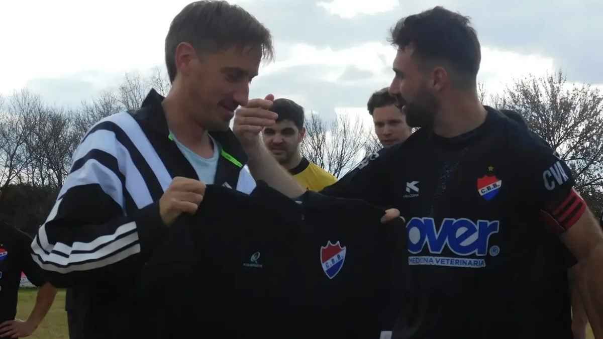 El reconocimiento a Matías Manna, integrante del cuerpo técnico de la Selección Argentina, fue en la previa del encuentro que Bochófilo Bochazo enfrentó a Florida de Clucellas. Foto: prensa Bochófilo Bochazo.