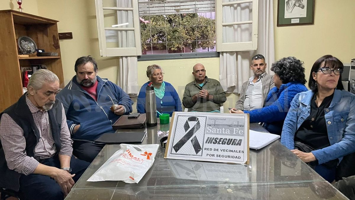 Representantes de diferentes vecinales de la ciudad de Santa Fe se reunieron en la sede de Fomento 9 de Julio para realizar un balance tras los hechos de inseguridad que se repiten en los distintos barrios.