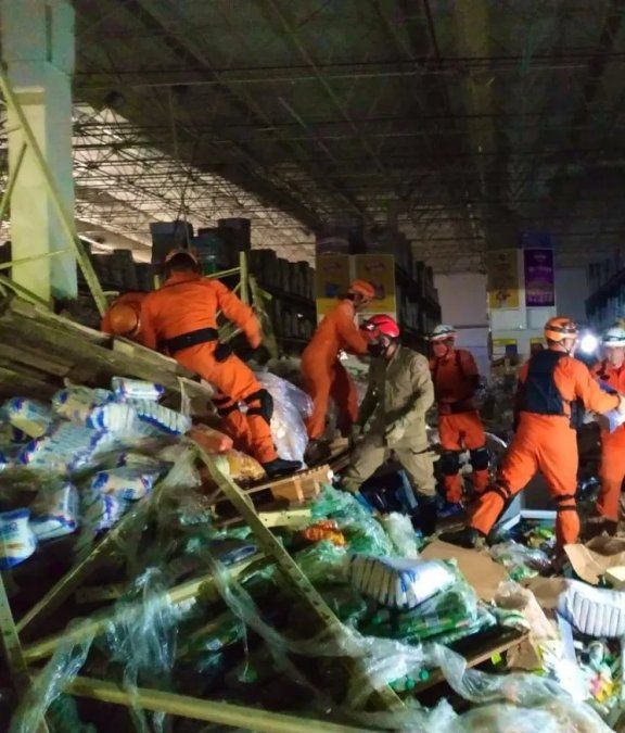 Más de 170 bomberos y 14 ambulancias trabajaron en el lugar