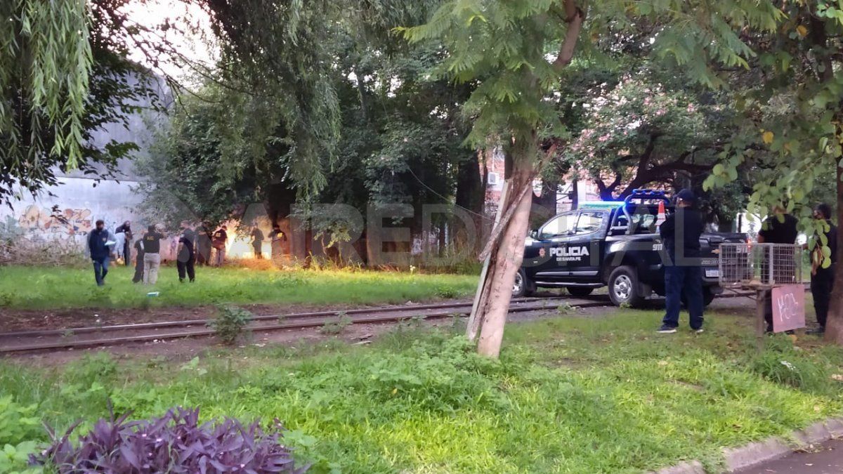 El cuerpo fue hallado en un baldío pegado a las vías del tren en Pasaje Irala al 3000.&nbsp;