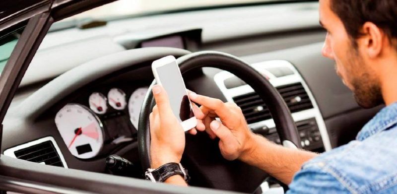Mandar un mensaje de texto mientras conduce podría ser penado