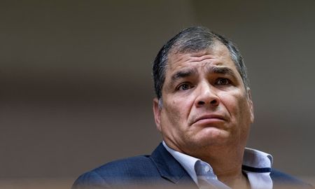 El ecuatoriano Rafael Correa fue sentenciado por sobornos en las empresas contratistas del Estado y por usar esos fondos para financiar campañas electorales. El ecuatoriano Rafael Correa fue sentenciado por sobornos en las empresas contratistas del Estado y por usar esos fondos para financiar campañas electorales.