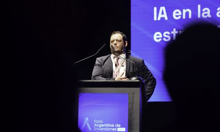 El físico y economista presentó su renuncia este mediodía. El físico y economista presentó su renuncia este mediodía.